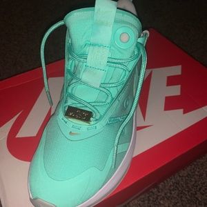 Womens 7.5 Nike Air Max Up